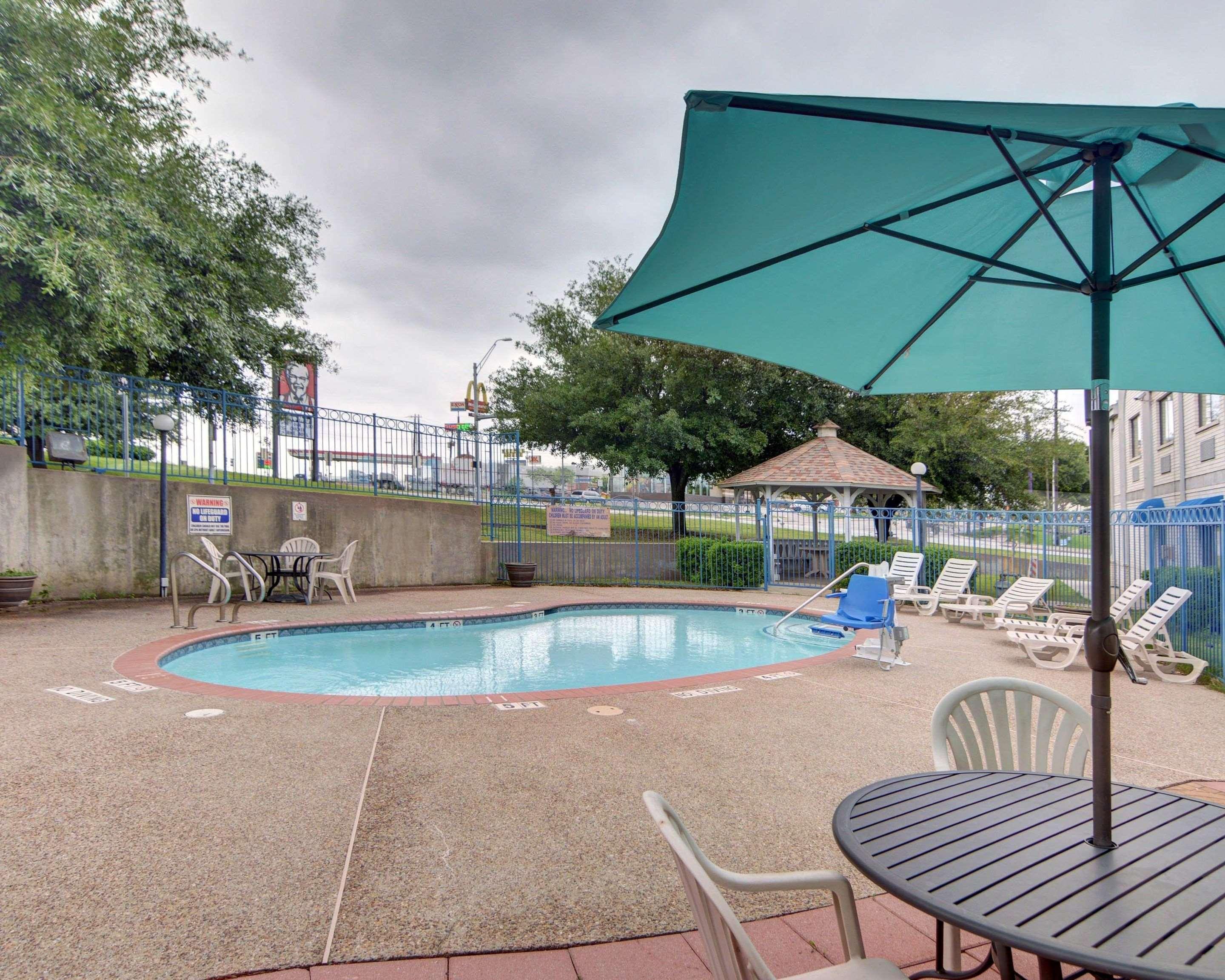 Quality Inn & Suites Grand Prairie Exterior photo