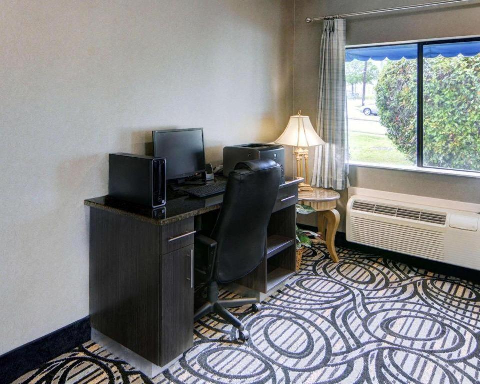 Quality Inn & Suites Grand Prairie Exterior photo