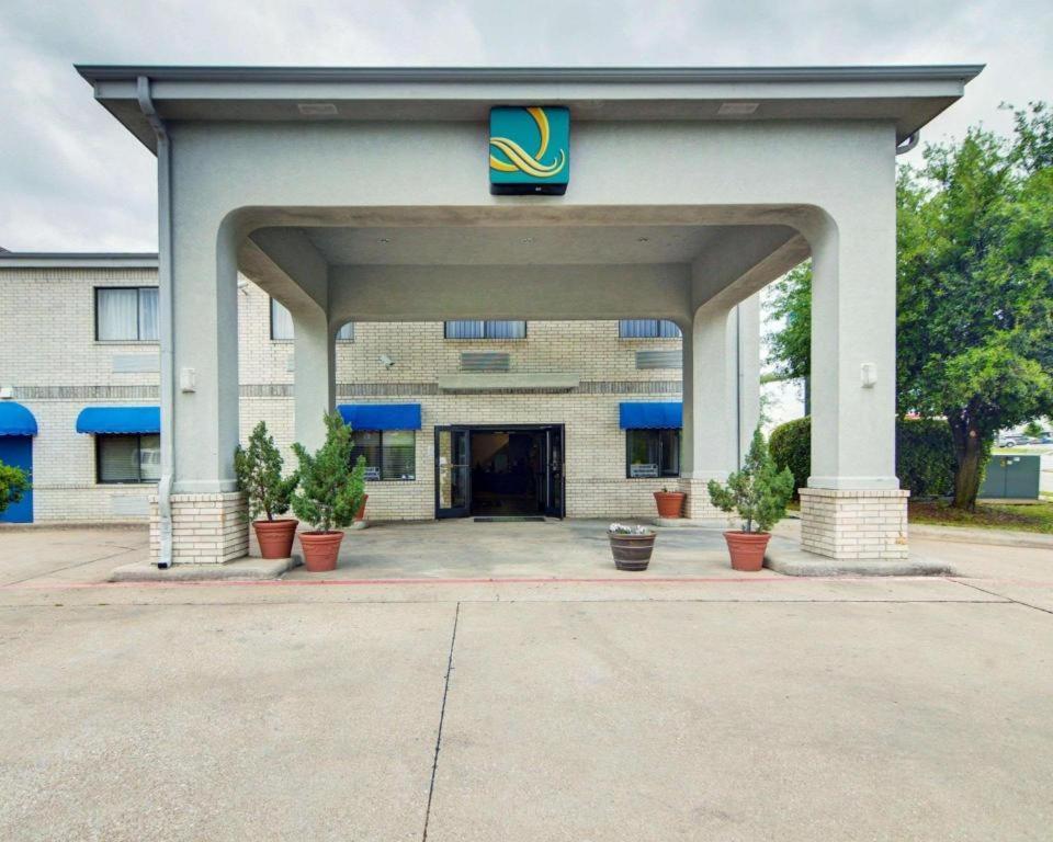 Quality Inn & Suites Grand Prairie Exterior photo